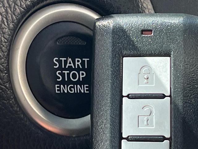 【インテリジェントキー】カバンやポケットに入れたままでもドアの施錠・解錠が可能なスマートキーを装備。エンジンのオン・オフ時もカギを取り出す必要が無いからとっても便利です♪