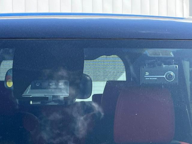 【トヨタセーフティセンス】走行中に前方の車両等を認識し、衝突しそうな時は警報とブレーキで衝突回避と被害軽減をアシスト。より安全にドライブをお楽しみいただけます。