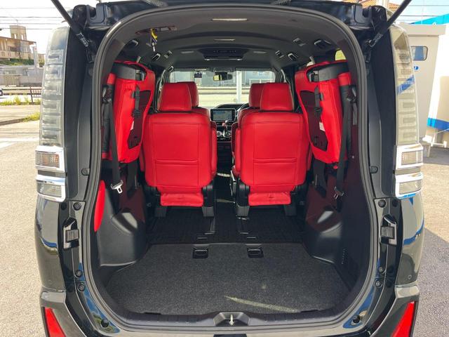 後席を格納すると、これだけの広さが！シーンに合わせたシートアレンジで、大きな荷物も積むことが出来ます♪