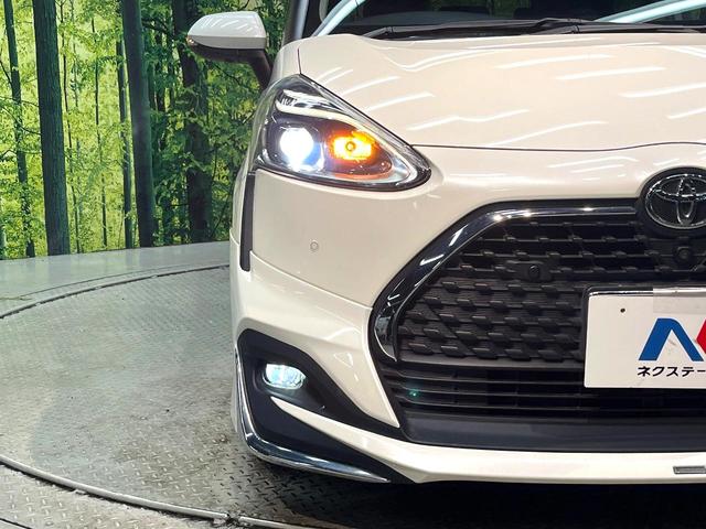 【ＬＥＤヘッドライト】悪天候や夜間走行時も良好な視界を確保し安心して運転できる高輝度ＬＥＤヘッドライトを装備！点灯速度が早く、消費電力も抑えられています。