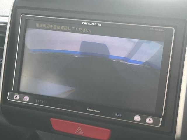 【バックカメラ】駐車時に後方がリアルタイム映像で確認できます。大型商業施設や立体駐車場での駐車時や、夜間のバック時に大活躍！運転スキルに関わらず、今や必須となった装備のひとつです！