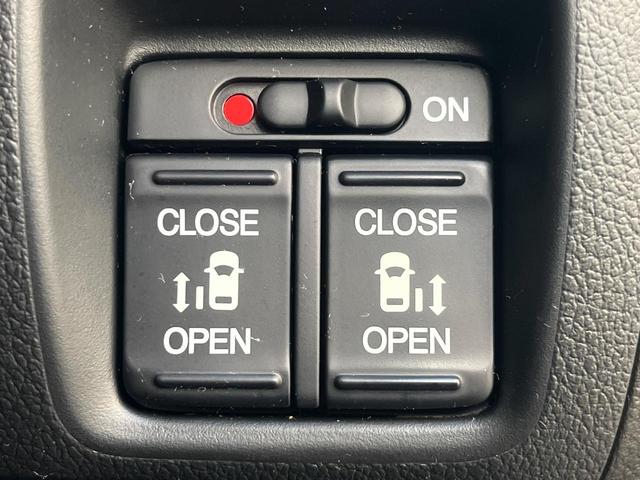 【両側パワースライドドア】スマートキーや運転席のスイッチで後席両側スライドドアの開閉が可能♪電動だから力を入れてドアを開ける必要が無く、小さなお子様でも簡単に開け閉めでき快適です♪