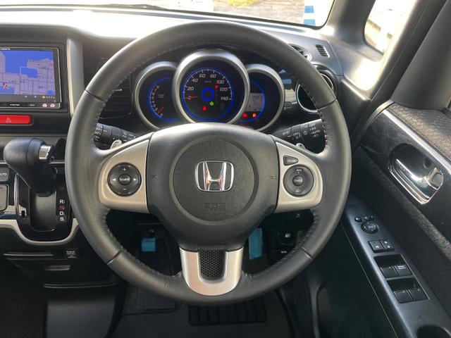 インテリアに合わせたデザインのステアリングは、運転される方のことも考え、運転しやすい形状、大きさです。是非一度、実際に触ってお確かめください。