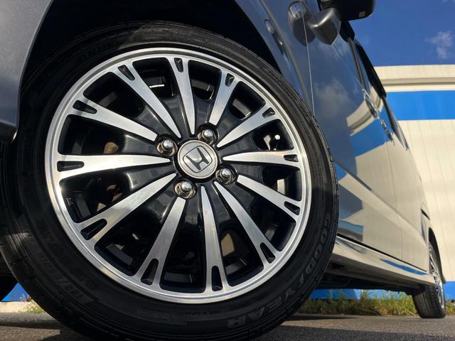 【純正アルミホイール】外観にマッチした純正アルミホイールを装着しております。各種社外アルミホイールや、スタッドレスタイヤも取扱いしております。是非ご相談ください♪