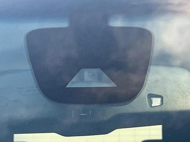 【エマージェンシーブレーキ】走行中に前方の車両等を認識し、衝突しそうな時は警報とブレーキで衝突回避と被害軽減をアシスト。より安全にドライブをお楽しみいただけます。