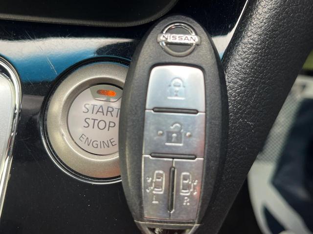 【インテリジェントキー】カバンやポケットに入れたままでもドアの施錠・解錠が可能なスマートキーを装備。エンジンのオン・オフ時もカギを取り出す必要が無いからとっても便利です♪