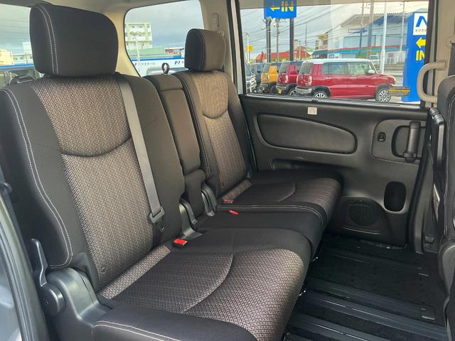 後部座席も気になるようなキズ・汚れやへたり等、大きなダメージはなく、良好な状態です。