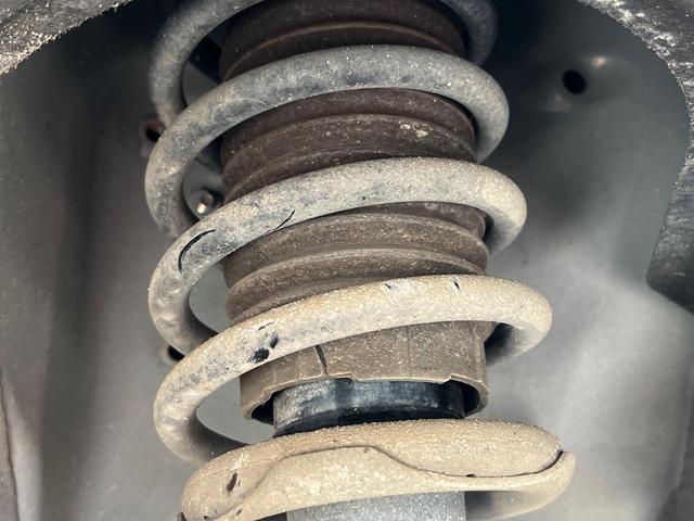 お車を安心してお乗りいただく為には、足回りの定期点検が欠かせません。サービスサポート（有償保証）では無料点検もご提供しており、安心のカーライフをお過ごしいただけるサポート体制が整っています。