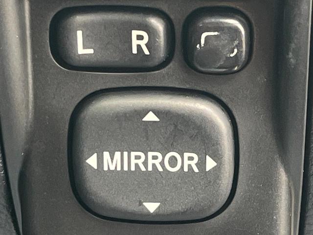 【電動格納ミラー】サイドミラーは電動格納式となっており、狭い駐車場でもキズがつくリスクを抑えられます。