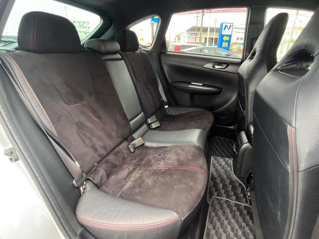 後部座席も気になるようなキズ・汚れやへたり等、大きなダメージはなく、良好な状態です。