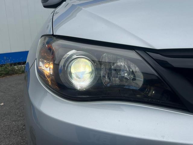 【ＬＥＤヘッドライト】悪天候や夜間走行時も良好な視界を確保し安心して運転できる高輝度ＬＥＤヘッドライトを装備！点灯速度が早く、消費電力も抑えられています。