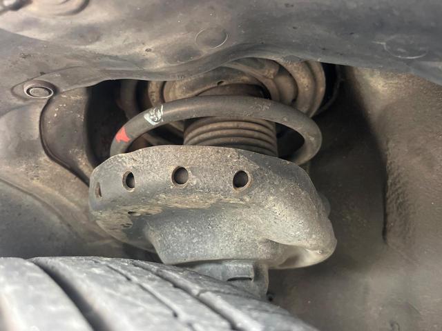 お車を安心してお乗りいただく為には、足回りの定期点検が欠かせません。サービスサポート（有償保証）では無料点検もご提供しており、安心のカーライフをお過ごしいただけるサポート体制が整っています。