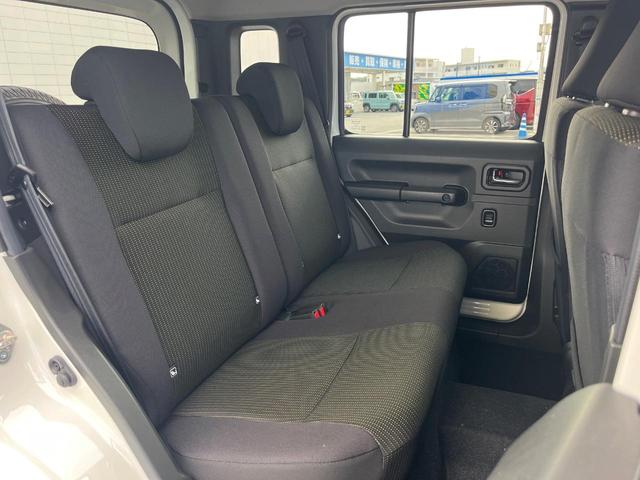 後部座席も気になるようなキズ・汚れやへたり等、大きなダメージはなく、良好な状態です。