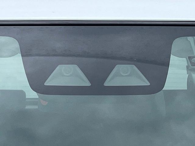 【スマートアシスト】走行中に前方の車両等を認識し、衝突しそうな時は警報とブレーキで衝突回避と被害軽減をアシスト。より安全にドライブをお楽しみいただけます。