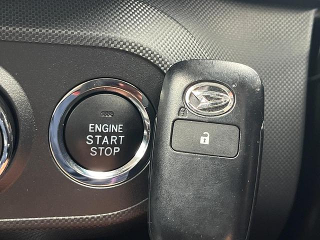 【キーフリーシステム】カバンやポケットに入れたままでもドアの施錠・解錠が可能なスマートキーを装備。エンジンのオン・オフ時もカギを取り出す必要が無いからとっても便利です♪