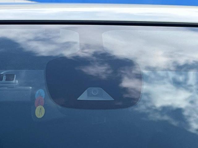 【インテリジェントエマージェンシーブレーキ】フロントカメラで前方の車両や歩行者を検知。衝突しそうな時は衝突被害軽減ブレーキが作動、衝突回避をサポート。より安全にドライブをお楽しみいただけます。