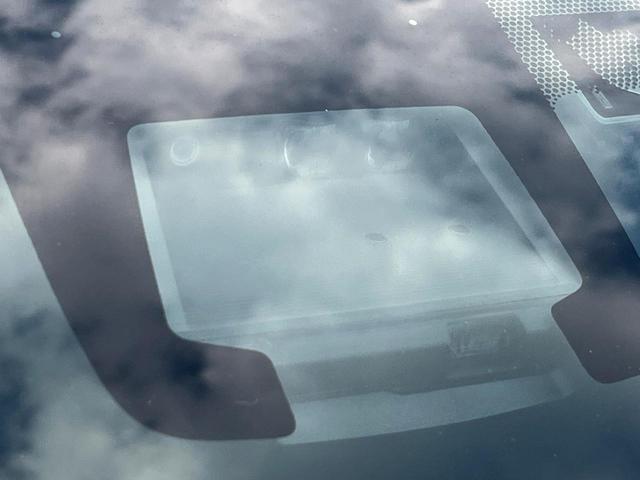 【トヨタセーフティセンス】走行中に前方の車両等を認識し、衝突しそうな時は警報とブレーキで衝突回避と被害軽減をアシスト。より安全にドライブをお楽しみいただけます。