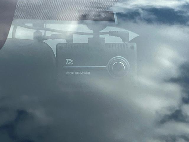 【ドライブレコーダー】安心・安全なカーライフに必須のドライブレコーダーを装備！走行中はもちろん、あおり運転や事故に遭遇した際の状況も映像で記録し、万一のリスクに備えます。