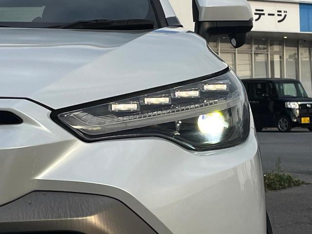 【ＬＥＤヘッドライト】悪天候や夜間走行時も良好な視界を確保し安心して運転できる高輝度ＬＥＤヘッドライトを装備！点灯速度が早く、消費電力も抑えられています。