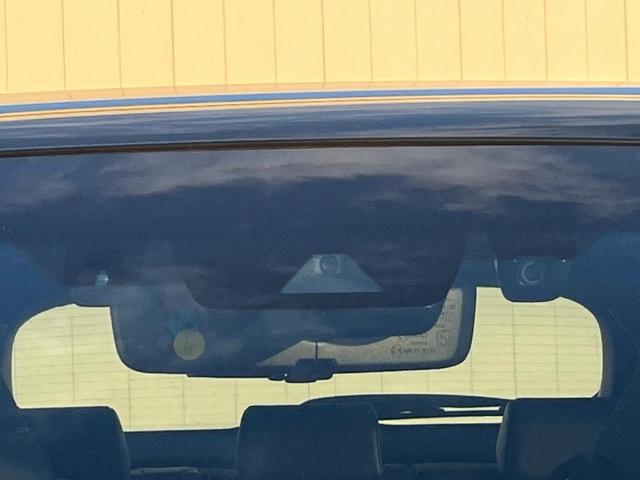 【プリクラッシュセーフティ】前方の車両等を検知し、衝突しそうな時は警報で注意を促し、ブレーキを踏む力をサポート。ブレーキを踏めなかった場合は衝突被害軽減ブレーキが作動、衝突回避をサポートします。