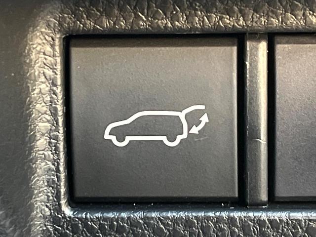 【パワーバックドア】スマートキーや運転席のボタンを押すだけでリアゲートが自動で開閉します！荷物を持っている時や、高い位置にあるバックドアを閉める際に便利な機能です♪