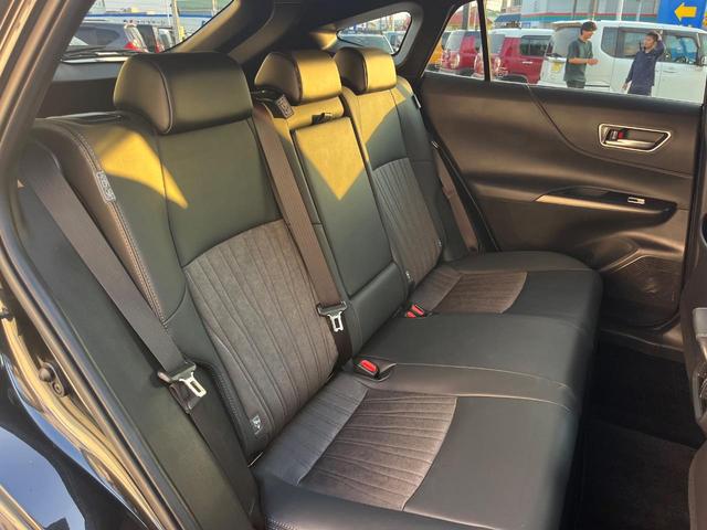 後部座席も気になるようなキズ・汚れやへたり等、大きなダメージはなく、良好な状態です。