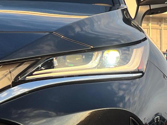 【ＬＥＤヘッドライト】悪天候や夜間走行時も良好な視界を確保し安心して運転できる高輝度ＬＥＤヘッドライトを装備！点灯速度が早く、消費電力も抑えられています。