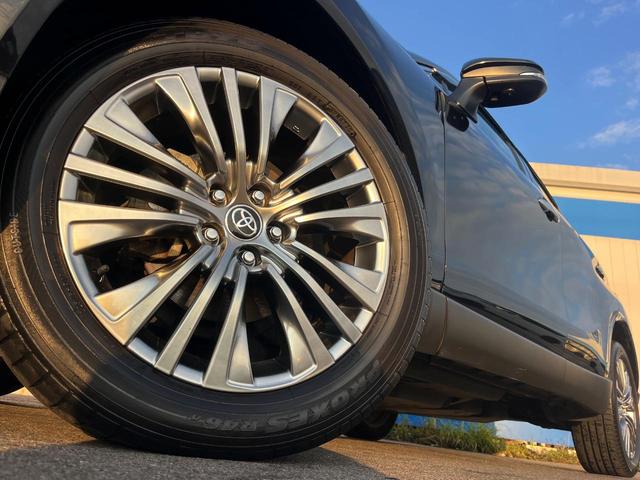 【純正アルミホイール】外観にマッチした純正アルミホイールを装着しております。各種社外アルミホイールや、スタッドレスタイヤも取扱いしております。是非ご相談ください♪