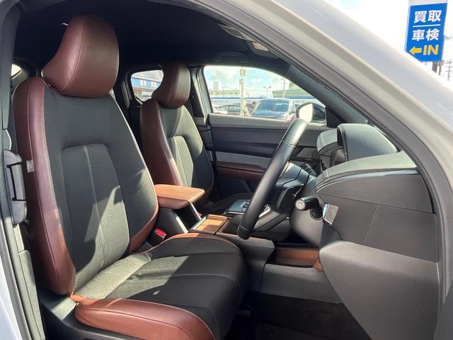 運転席シート廻りは使用感も少なく、良好な状態となっています。丁寧に使われていたことがよくわかりますね。