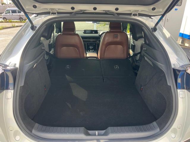 後席を格納すると、これだけの広さが！シーンに合わせたシートアレンジで、大きな荷物も積むことが出来ます♪