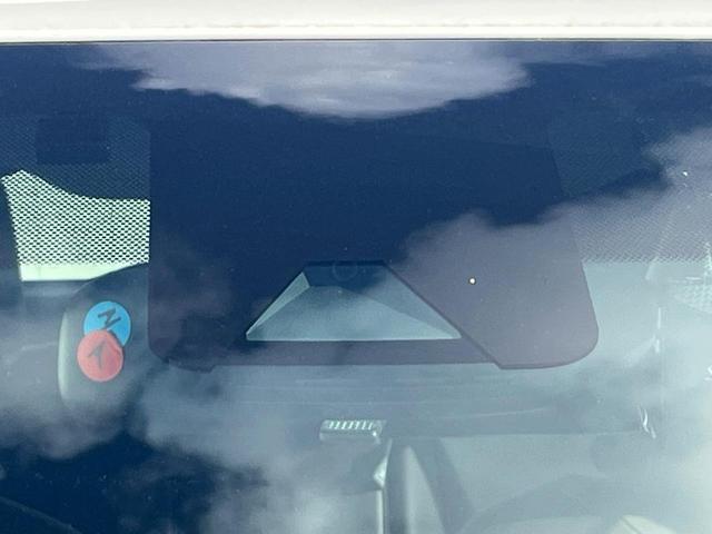 【トヨタセーフティセンス】走行中に前方の車両等を認識し、衝突しそうな時は警報とブレーキで衝突回避と被害軽減をアシスト。より安全にドライブをお楽しみいただけます。