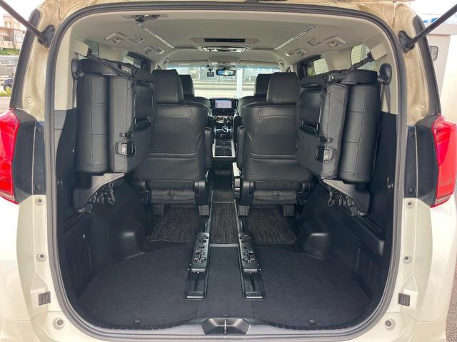 後席を格納すると、これだけの広さが！シーンに合わせたシートアレンジで、大きな荷物も積むことが出来ます♪