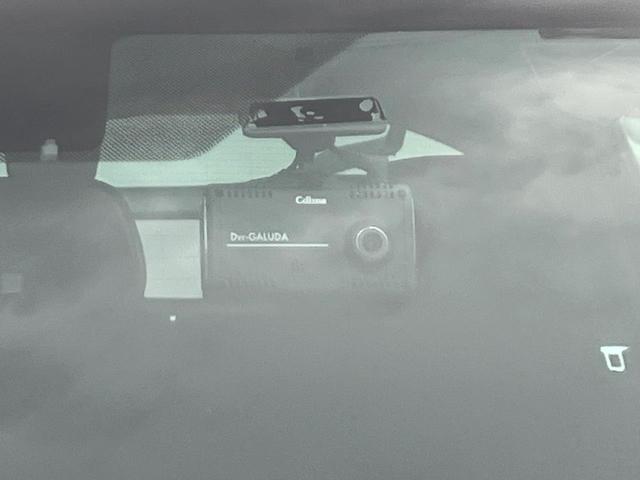 【ドライブレコーダー】安心・安全なカーライフに必須のドライブレコーダーを装備！走行中はもちろん、あおり運転や事故に遭遇した際の状況も映像で記録し、万一のリスクに備えます。