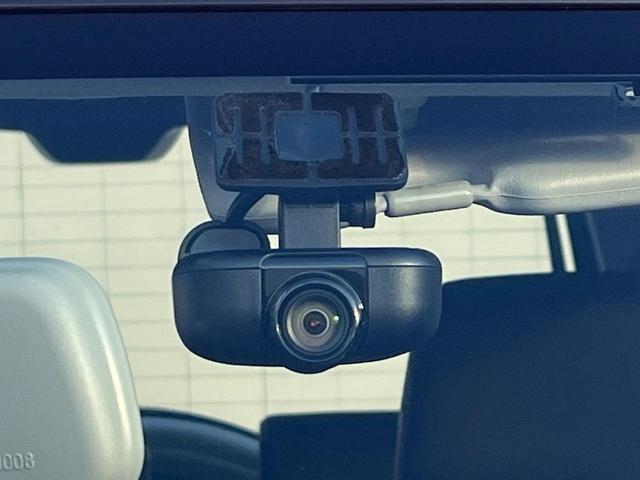 【ドライブレコーダー】安心・安全なカーライフに必須のドライブレコーダーを装備！走行中はもちろん、あおり運転や事故に遭遇した際の状況も映像で記録し、万一のリスクに備えます。