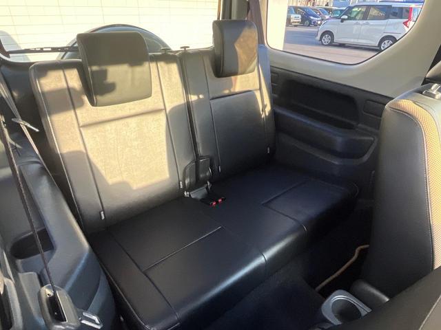 後部座席も気になるようなキズ・汚れやへたり等、大きなダメージはなく、良好な状態です。