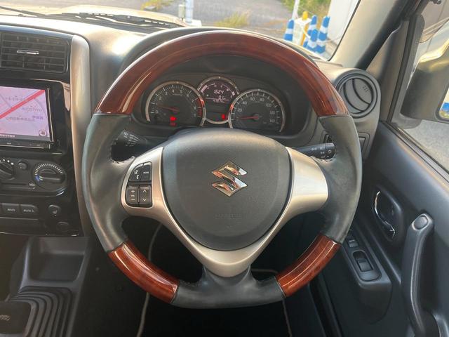 インテリアに合わせたデザインのステアリングは、運転される方のことも考え、運転しやすい形状、大きさです。是非一度、実際に触ってお確かめください。