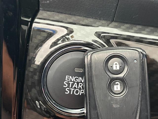 【スマートキー】カバンやポケットに入れたままでもドアの施錠・解錠が可能なスマートキーを装備。エンジンのオン・オフ時もカギを取り出す必要が無いからとっても便利です♪