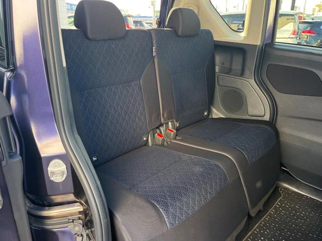 後部座席も気になるようなキズ・汚れやへたり等、大きなダメージはなく、良好な状態です。