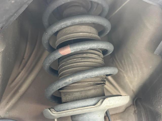 お車を安心してお乗りいただく為には、足回りの定期点検が欠かせません。サービスサポート（有償保証）では無料点検もご提供しており、安心のカーライフをお過ごしいただけるサポート体制が整っています。