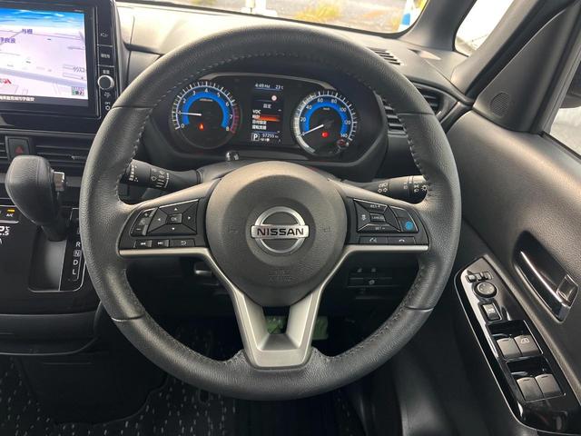 インテリアに合わせたデザインのステアリングは、運転される方のことも考え、運転しやすい形状、大きさです。是非一度、実際に触ってお確かめください。