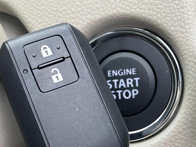 【キーレススタートシステム】カバンやポケットに入れたままでもドアの施錠・解錠が可能なスマートキーを装備。エンジンのオン・オフ時もカギを取り出す必要が無いからとっても便利です♪
