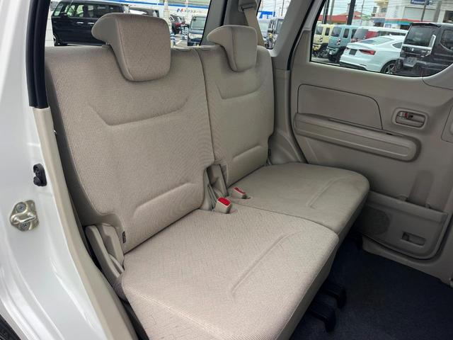 後部座席も気になるようなキズ・汚れやへたり等、大きなダメージはなく、良好な状態です。