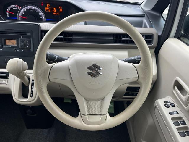 インテリアに合わせたデザインのステアリングは、運転される方のことも考え、運転しやすい形状、大きさです。是非一度、実際に触ってお確かめください。