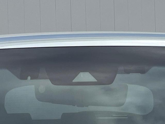 【プリクラッシュセーフティ】前方の車両等を検知し、衝突しそうな時は警報で注意を促し、ブレーキを踏む力をサポート。ブレーキを踏めなかった場合は衝突被害軽減ブレーキが作動、衝突回避をサポートします。