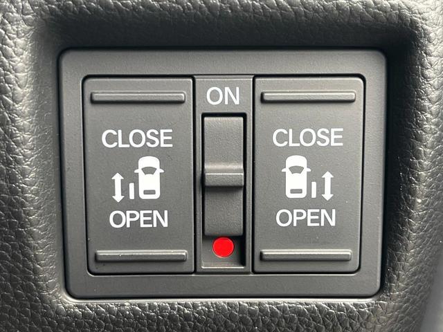 【両側パワースライドドア】スマートキーや運転席のスイッチで後席両側スライドドアの開閉が可能♪電動だから力を入れてドアを開ける必要が無く、小さなお子様でも簡単に開け閉めでき快適です♪