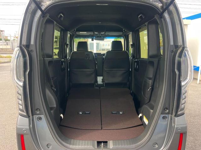 後席を格納すると、これだけの広さが！シーンに合わせたシートアレンジで、大きな荷物も積むことが出来ます♪