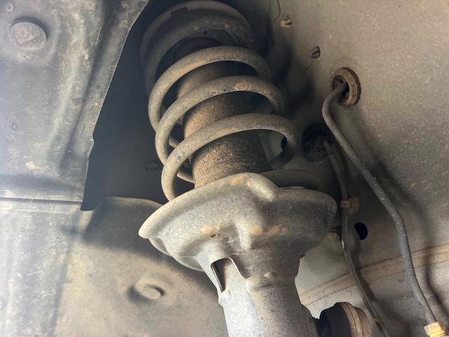 お車を安心してお乗りいただく為には、足回りの定期点検が欠かせません。サービスサポート（有償保証）では無料点検もご提供しており、安心のカーライフをお過ごしいただけるサポート体制が整っています。