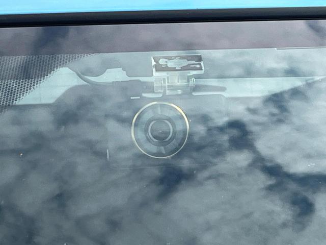 【ドライブレコーダー】安心・安全なカーライフに必須のドライブレコーダーを装備！走行中はもちろん、あおり運転や事故に遭遇した際の状況も映像で記録し、万一のリスクに備えます。