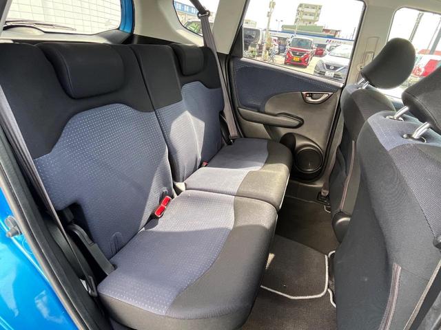 後部座席も気になるようなキズ・汚れやへたり等、大きなダメージはなく、良好な状態です。