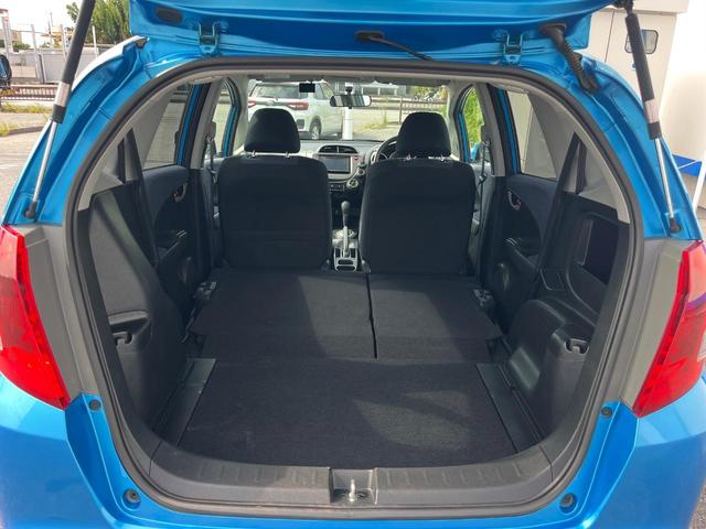 後席を格納すると、これだけの広さが！シーンに合わせたシートアレンジで、大きな荷物も積むことが出来ます♪